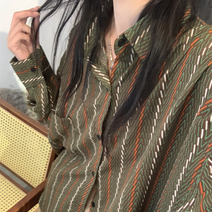 彼が教えてくれた古着屋さんで購入した柄シャツ_N1054