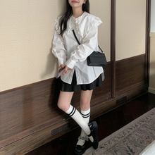 画像をギャラリービューアに読み込む, 洋食屋さんの前で立ち止まるビッグカラーブラウス_N1165